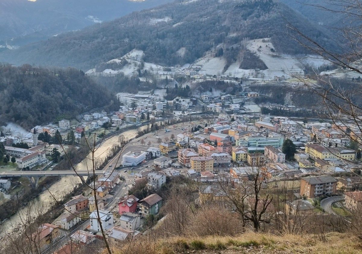 La vista su Zogno, il Brembo e oltre il ponte sul monastero di Romacolo