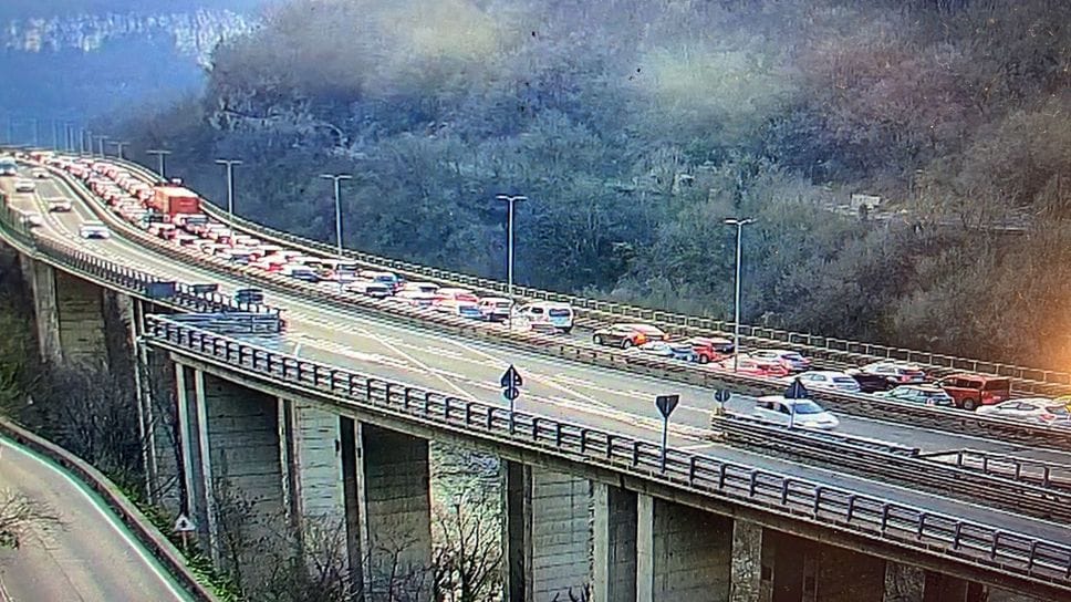 La coda sul viadotto di Sedrina