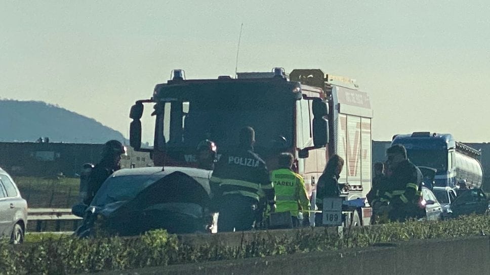 L’auto che si è schiantata in A4 tra Grumello e Ponte Oglio
