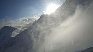 Il rifugio Mirtillo avvolto dalla bufera di neve visto dalla web-cam