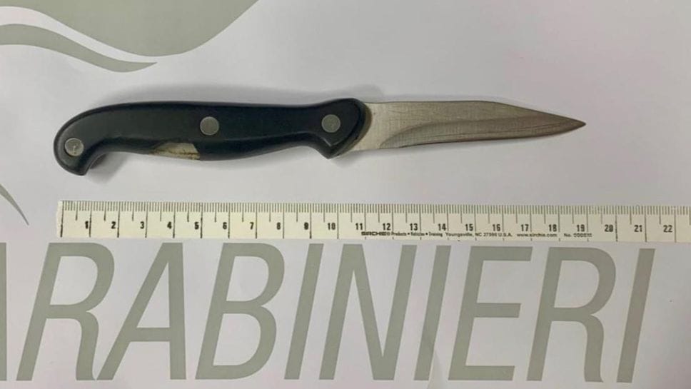 Il coltello sequestrato al 34enne rintracciato in ospedale e arrestato dai carabinieri per un aggressione avvenuta a Brusaporto il 19 febbraio