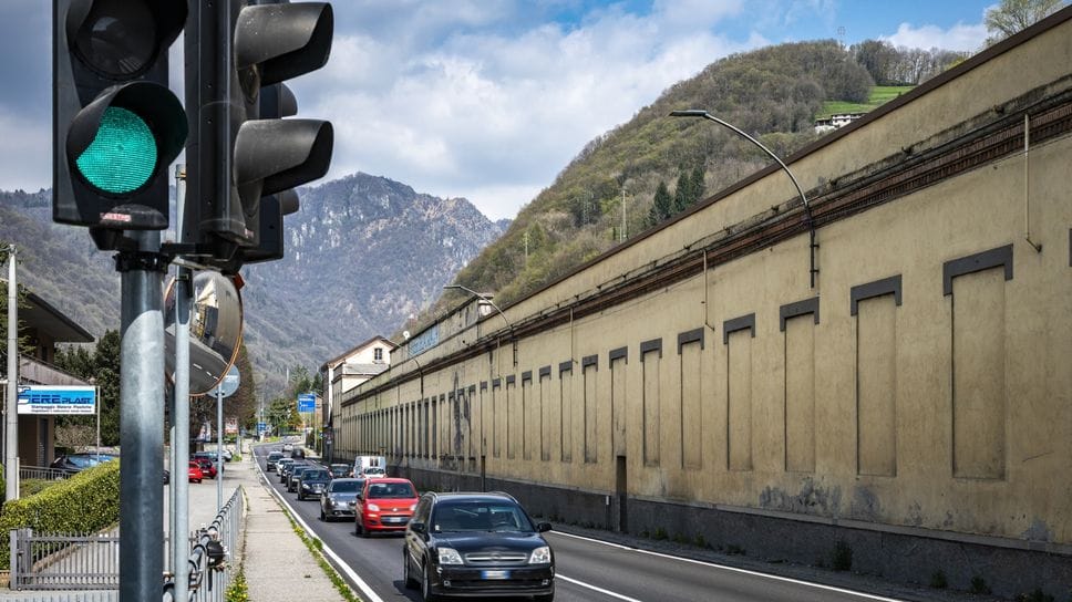 Il semaforo di Casnigo causa spesso lunghe code nelle ore di punta in salita e in discesa dalla valle