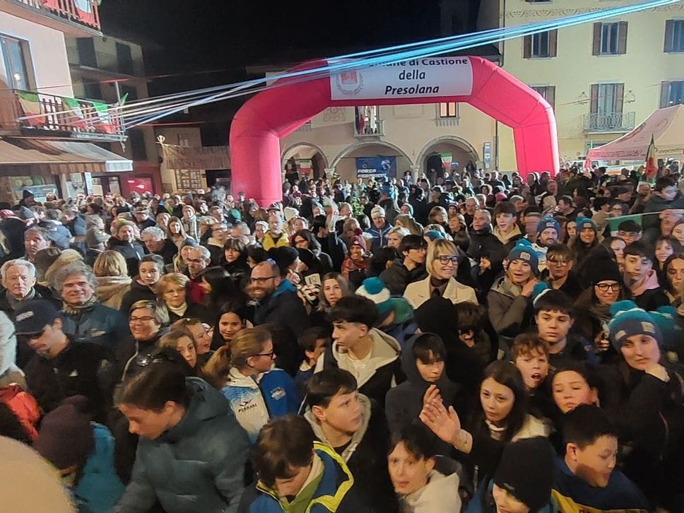 La folla di Castione della Presolana che ha accolto l’olimpionico Federico Tomasoni