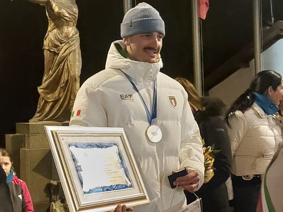 Federico Tomasoni festeggia con i suoi concittadini l’argento olimpico nella specialità dello Skicross