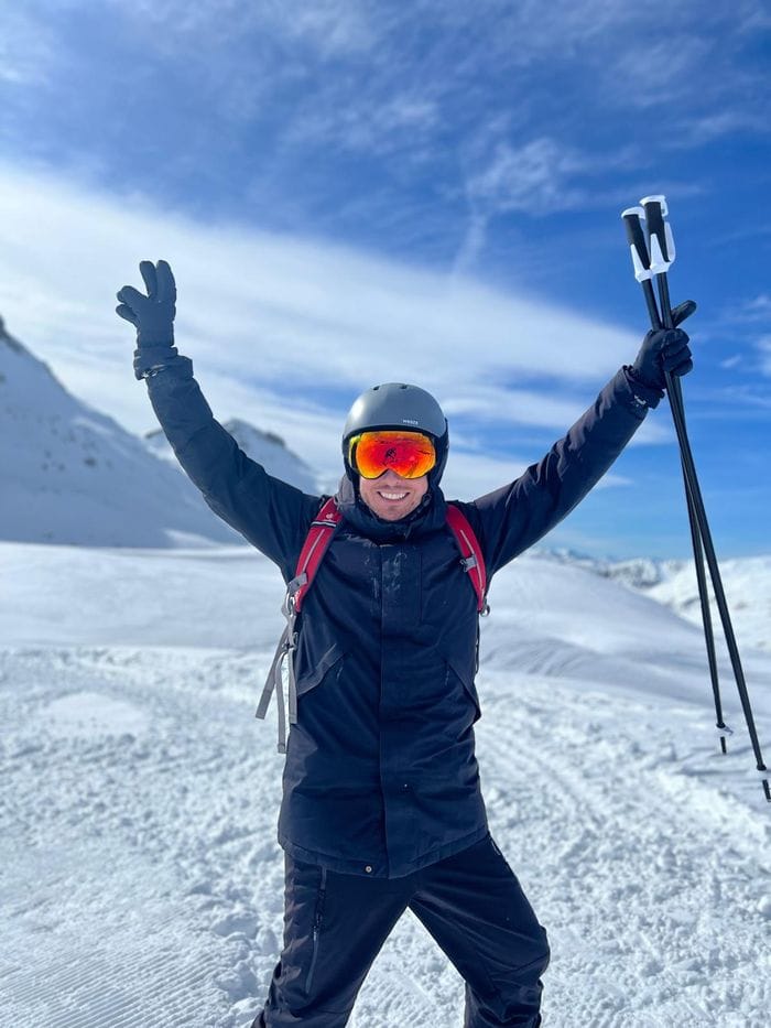 Sportivo ha allenato nei corsi di minibasket all’Excelsior, ama correre e andare in moto con amici e colleghi d’oltralpe