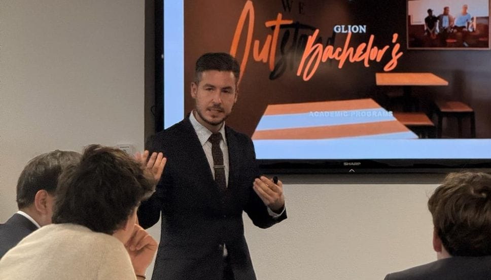 Luca Ferraiuolo, 35 anni, di Bergamo, vive e lavora in Svizzera da oltre dieci anni: è responsabile del canale commerciale per università private a Ginevra