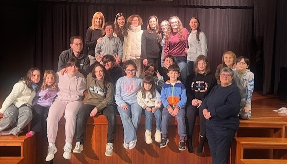 La compagnia teatrale durante le prove