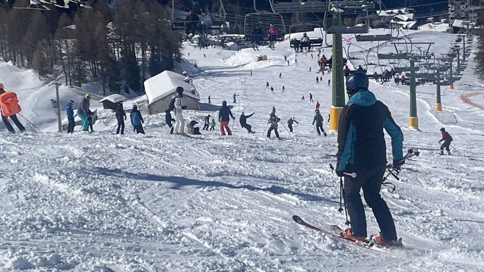 Foppolo, sciatori lungo la pista Quarta Baita
