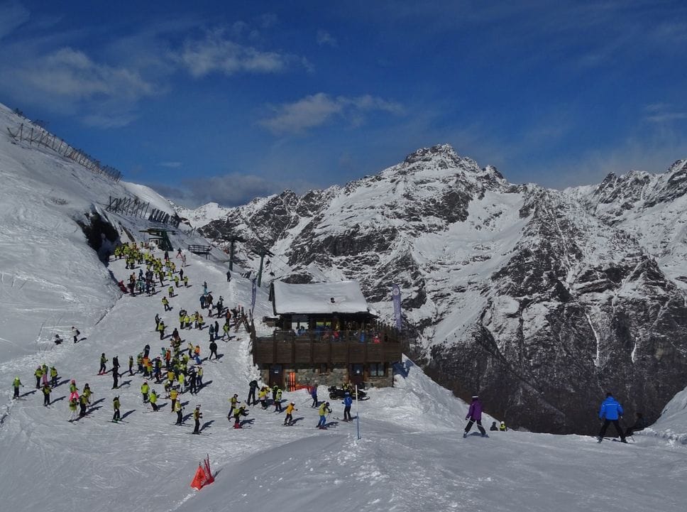 Sciatori nei pressi del rifugio Mirtillo a Lizzola