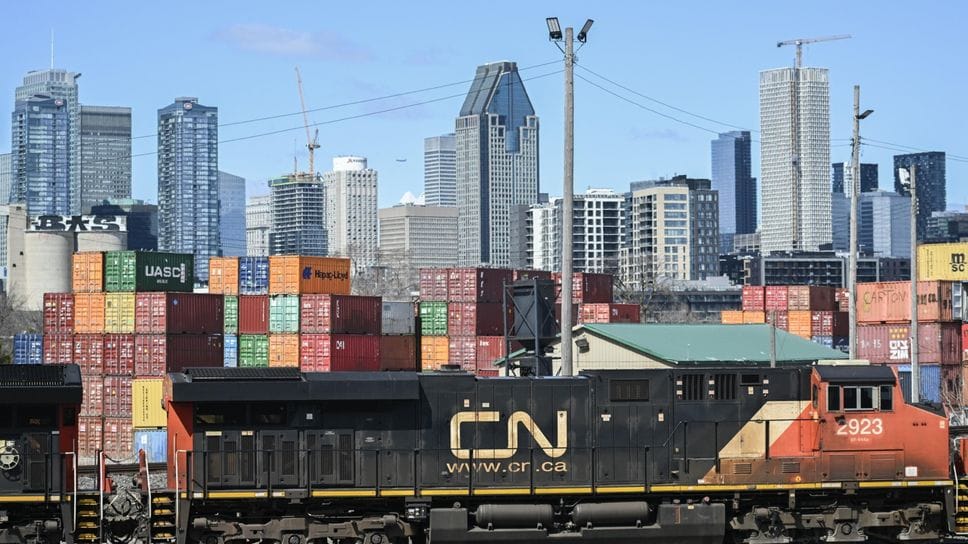 Un treno merci della «Canadian National» attraversa Montreal