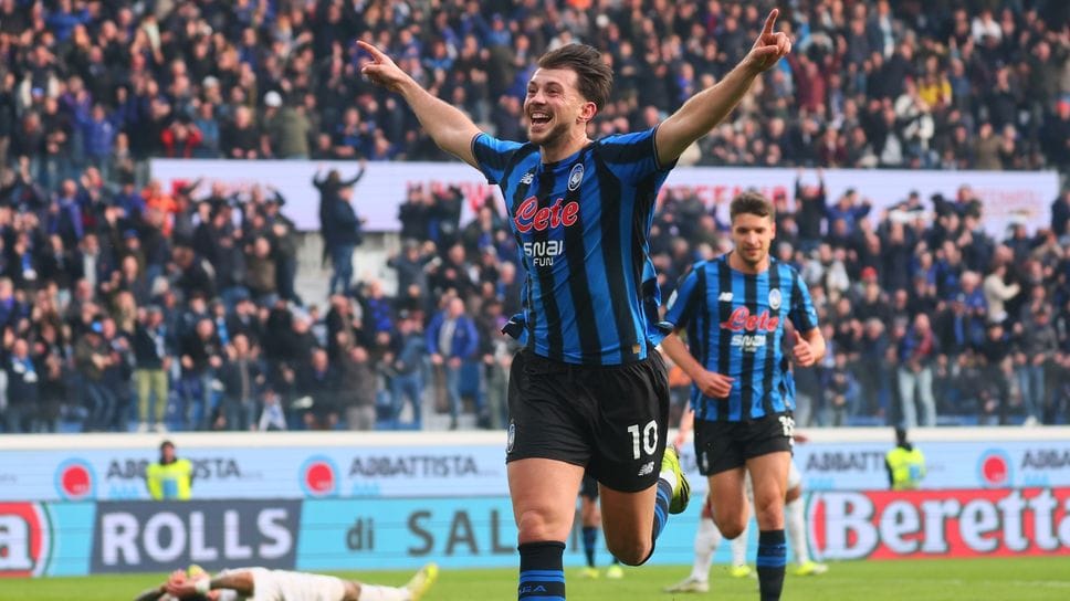 Lazar Samardzic esulta dopo il gol del 2-1 contro il Napoli. Il fantasista serbo potrebbe giocare dal 1’ nel ritorno dei playoff, mercoledì 25 contro il Borussia