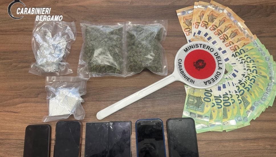 La droga ritrovata dai carabinieri di Osio Sotto ritrovata in una concessionaria d’auto della zona