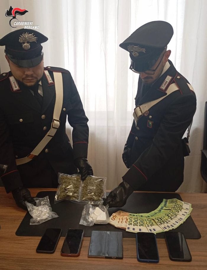 La droga ritrovata in un controsoffitto in gesso nella concessionaria