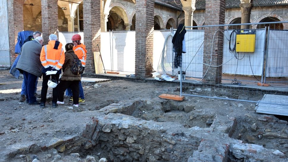 La «stratificazione» della pavimentazione della terrazza dove è in corso il cantiere