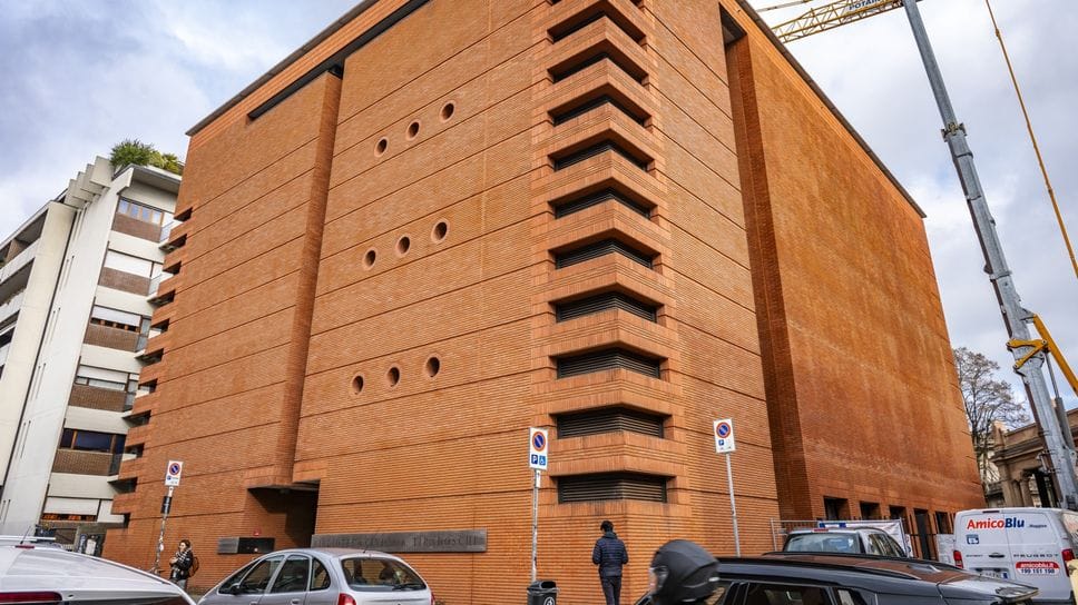 La struttura in mattoni rossi di via San Bernardino è stata progettata dall’architetto ticinese Mario Botta