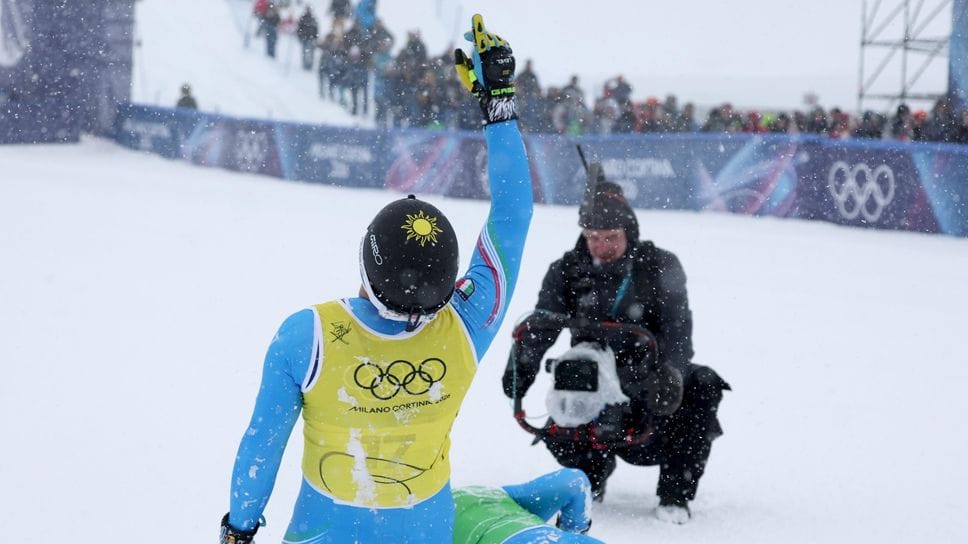 Federico Tomasoni al traguardo, punta il dito in cielo per ricordare e dedicare l’argento olimpico  alla fidanzata Matilde Lorenzi, morta il 28 ottobre 2024 durante un allenamento sugli sci