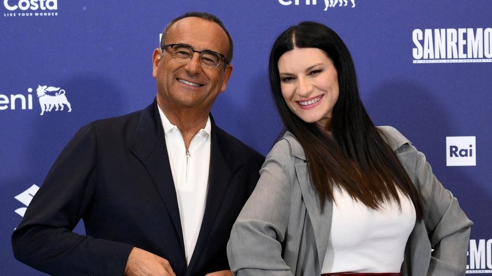 Carlo Conti e Laura Pausini, co-conduttori di Sanremo 2026 alla presentazione con la stampa