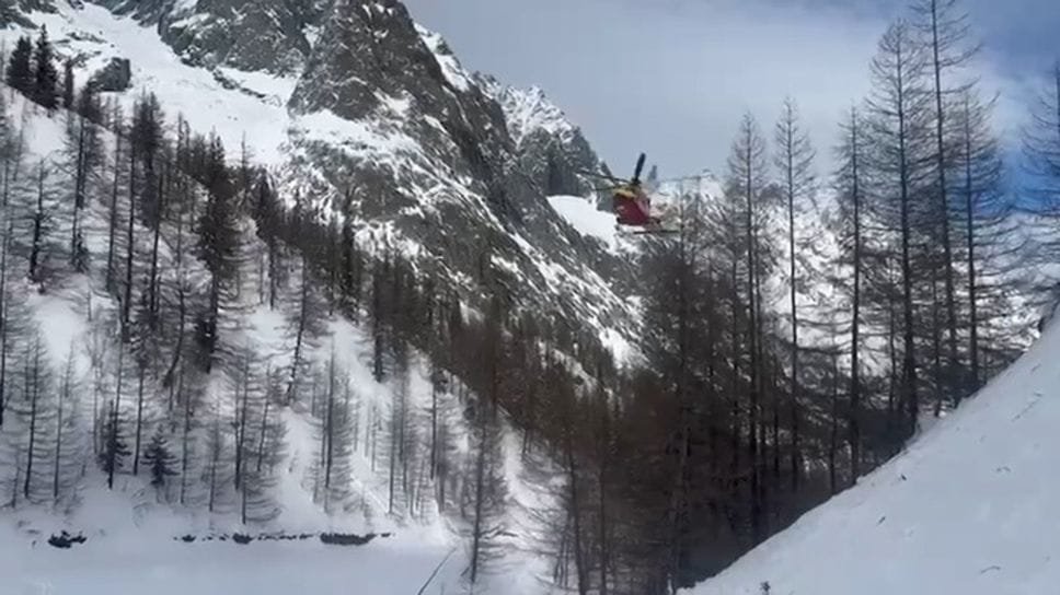 L’elicottero del soccorso impegnato in Valle d’Aosta per il recupero del corpo dello scialpinista Stefano Poli, 66enne originario di Bergamo, morto travolto da una valanga in Val d’Ayas