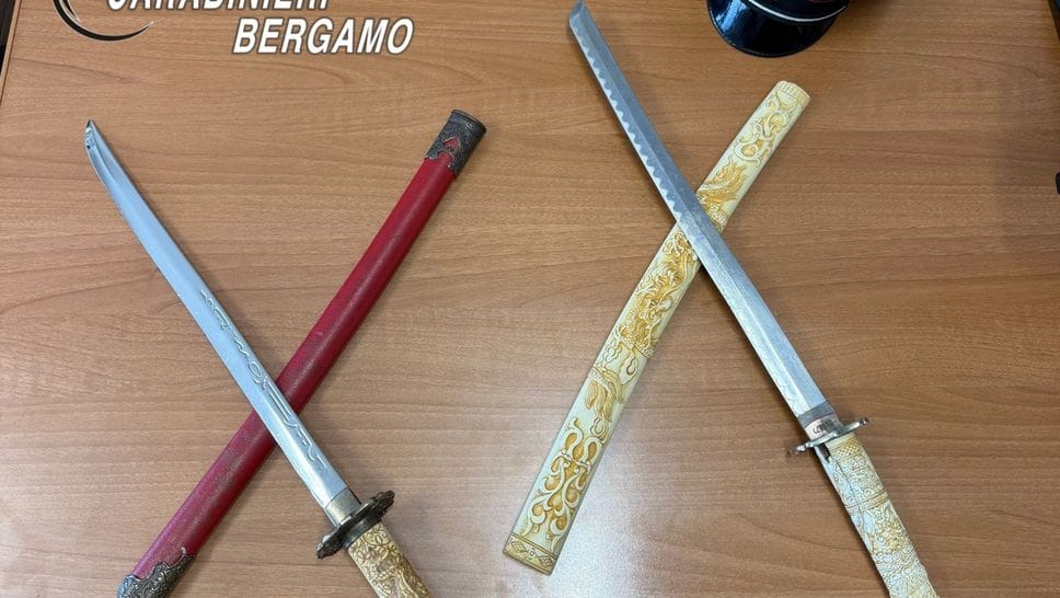 Le katane sequestrate al 32enne arrestato a Treviolo per lesioni e resistenza a pubblico ufficiale