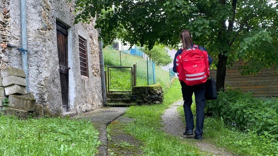 Un’infermiera del «Papa Giovanni» raggiunge il domicilio di un paziente