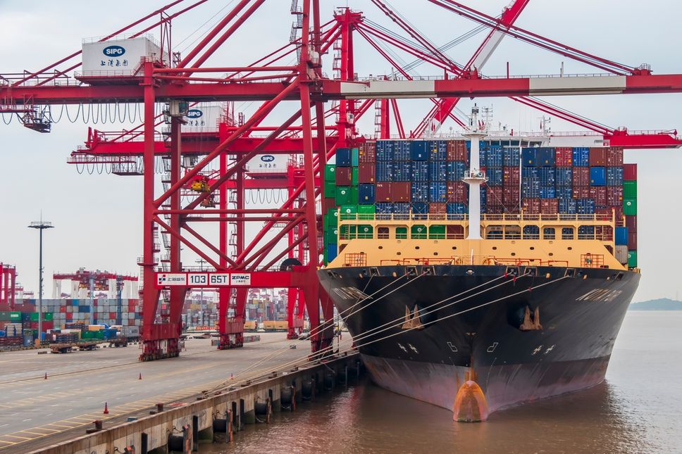 Una nave portacontainer nel porto di Shangai