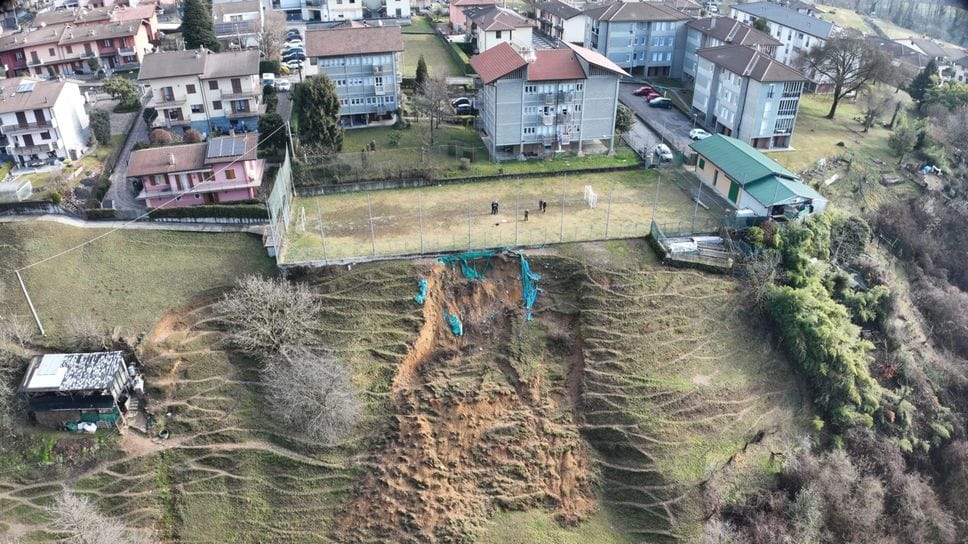 Il campetto di Gazzaniga in località Masserini interessato da una frana