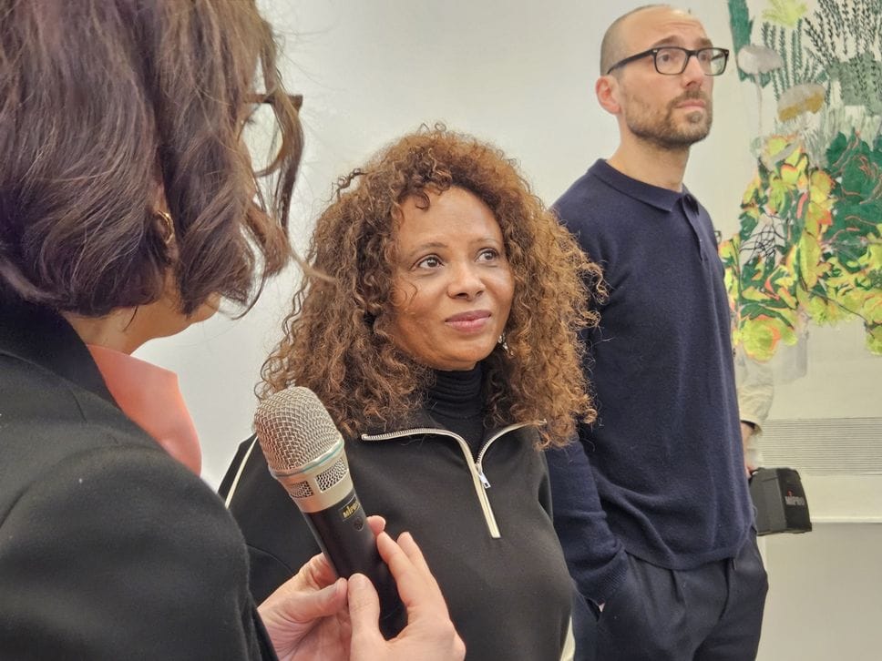 Ana Silva e Lorenzo Giusti direttore artistico della Gamec alla presentazione della mostra «Eau» e del programma di iniziative per il 2026 della galleria cittadina