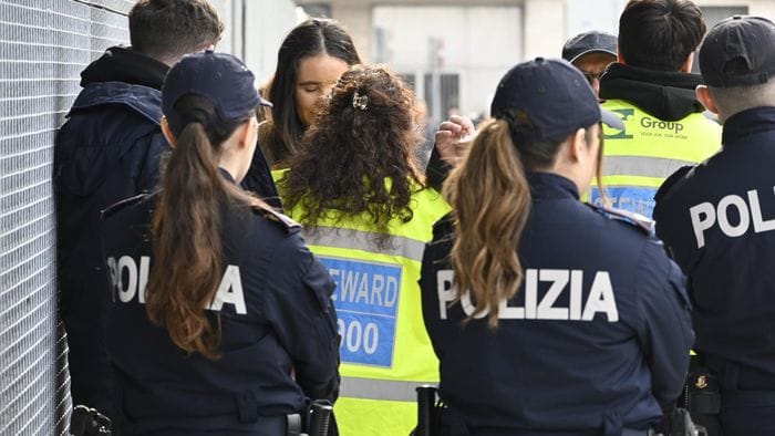 lancia un bicchiere in campo durante atalanta napoli  scatta il daspo