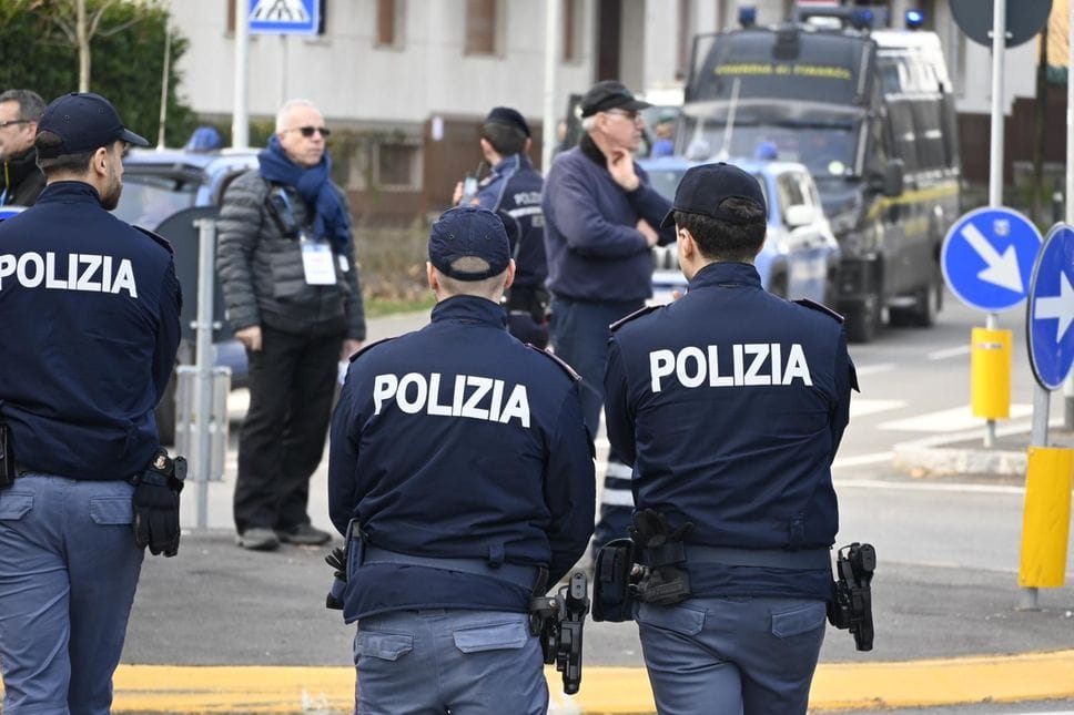 Agenti Questura all’esterno dello stadio
