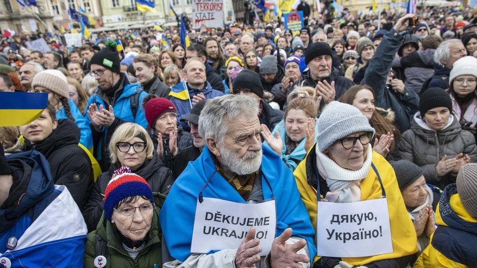 Una manifestazione a Praga contro la guerra in Ucraina
