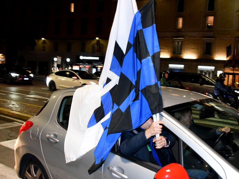 I tifosi festeggiano in centro la vittoria dell’Atalanta in Champions