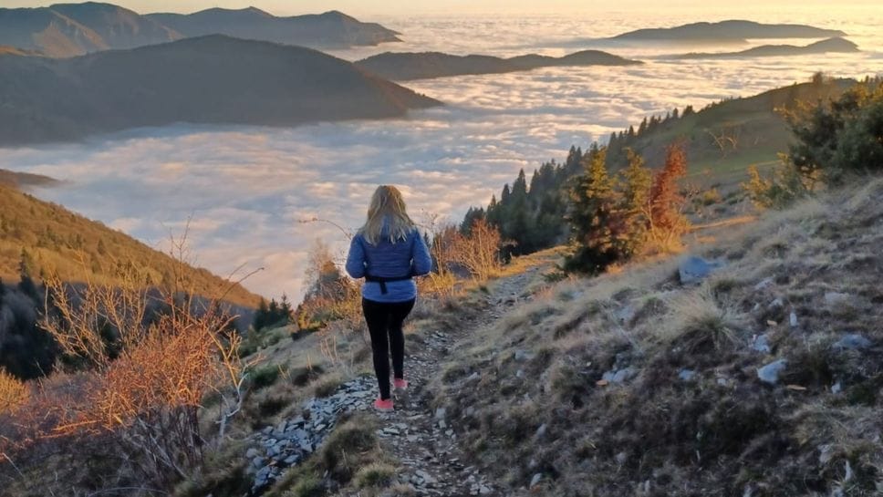 La tappa numero 11 dell’Alta via delle Grazie prevede un percorso sul monte Farno. Qui in una giornata con il cosiddetto «mare di nebbia»