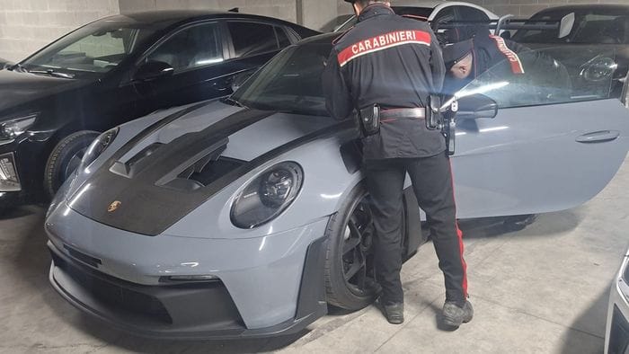 frodi contratti leasing sequestrate 20 auto di lusso nascoste in un garage a curno