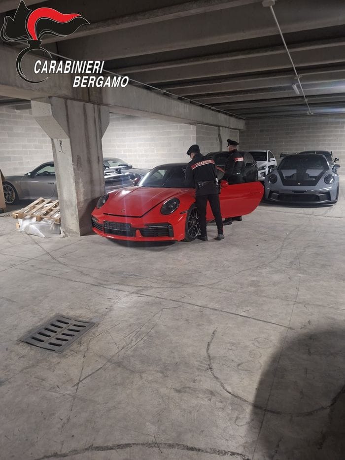 Una delle auto di lusso sequestate dai carabinieri nell’ambito di un’indagine internazionale di truffa alle società di leasing