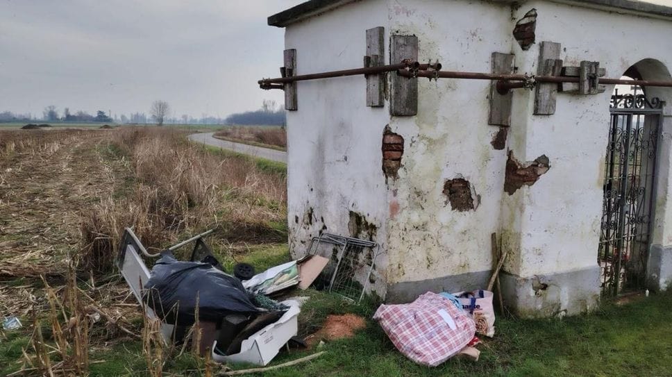 I rifiuti abbandonati nei pressi della cappella votiva di San Bartolomeo a Caravaggio. Gli autori sono stati identificati. Elevate multe per 6mila euro e sospensione della patente per chi era alla guida del mezzo che ha effettuato il trasporto