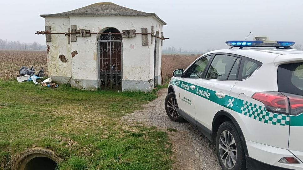 I rifiuti abbandonati nei pressi della cappella votiva di San Bartolomeo a Caravaggio. Gli autori sono stati identificati. Elevate multe per 6mila euro e sospensione della patente per chi era alla guida del mezzo che ha effettuato il trasporto
