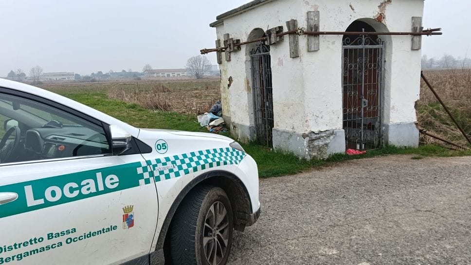 I rifiuti abbandonati nei pressi della cappella votiva di San Bartolomeo a Caravaggio. Gli autori sono stati identificati. Elevate multe per 6mila euro e sospensione della patente per chi era alla guida del mezzo che ha effettuato il trasporto