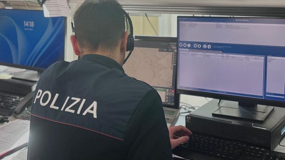 La centrale della questura, con l’operatore davanti al computer dove arrivano le segnalazioni di «YouPol»