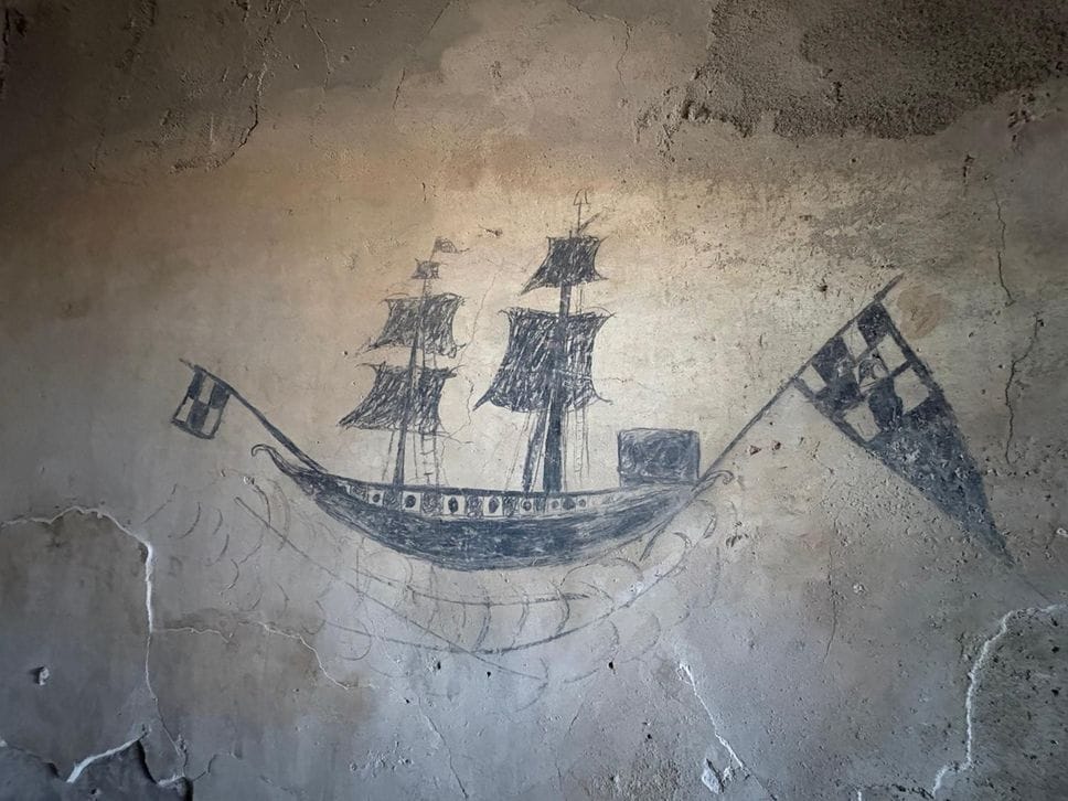 L’affresco rinvenuto sul muro di una cella dell’ex carcere