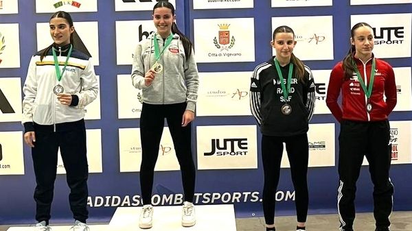 Il podio del kata cadette del Lombardia Open a Vigevano: da sinistra Floriana Carotenuto di Roma (seconda), Martina Beretta (prima), Noemi Sigismondi e Maia Volpato di Treviso (terze classificate)
