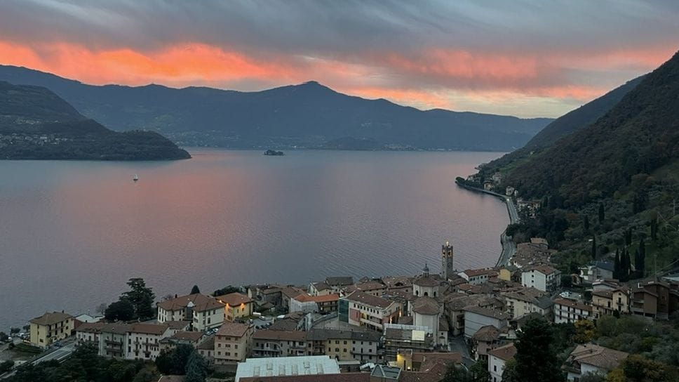 Un tratto della rivierasca vista dall’abitato di Tavernola