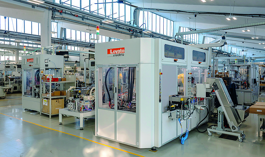 Nella sede di Gorle di LOVATO Electric si concentrano ricerca e sviluppo, progettazione, test di laboratorio e produzione, tutti in uno solo stabilimento.