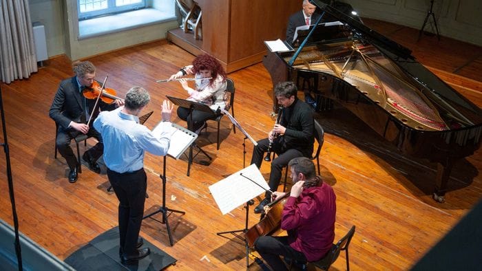 la sfida camaleontica di achrome in sala piatti da Ecodibergamo.it la sfida camaleontica di achrome in sala piatti
