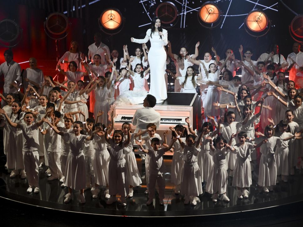 Pausini canta «Heal the world» con il «Piccolo Coro dell’Antoniano»