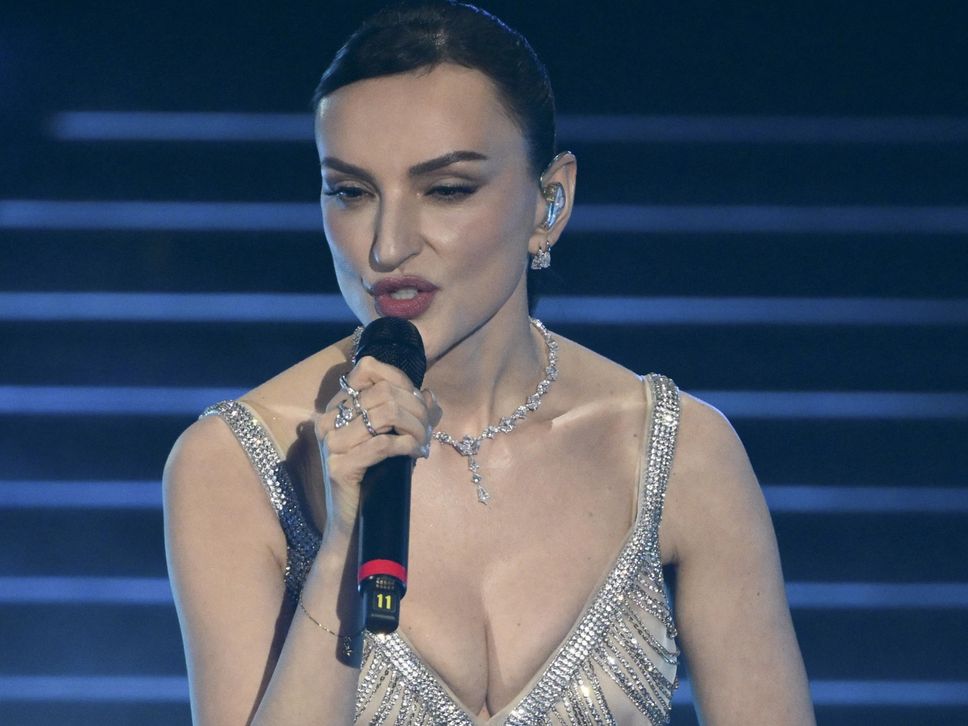 L’esibizione di un’elegantissima Arisa