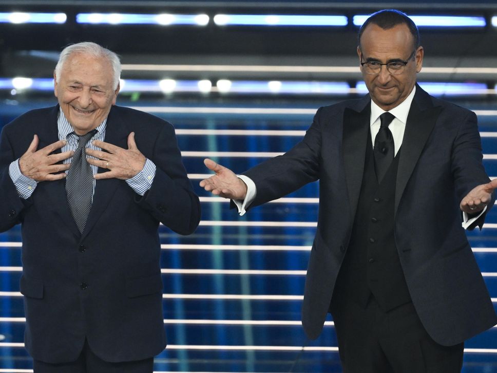 Un emozionato Mogol, sul palco con Carlo Conti