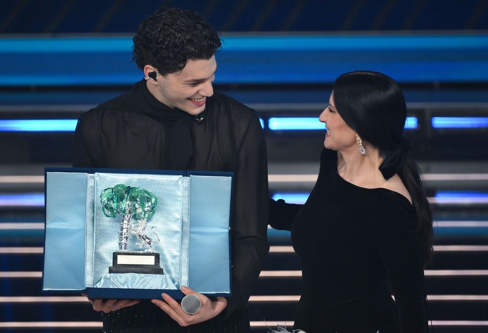 Nicolò Filippucci premiato da Laura Pausini