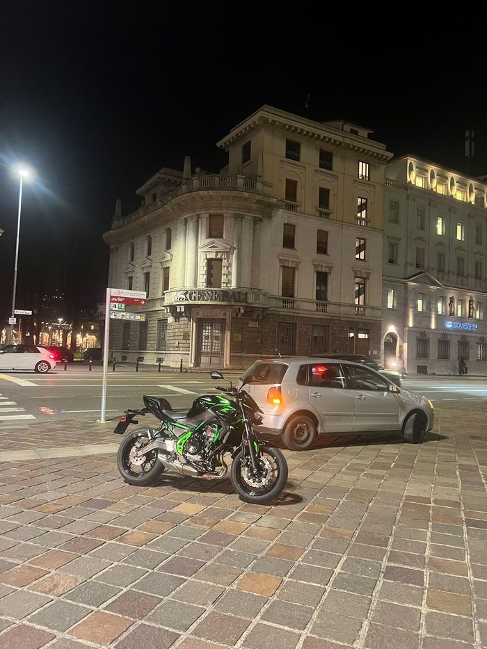 La moto e l’auto coinvolte nell’incidente in largo Porta Nuova