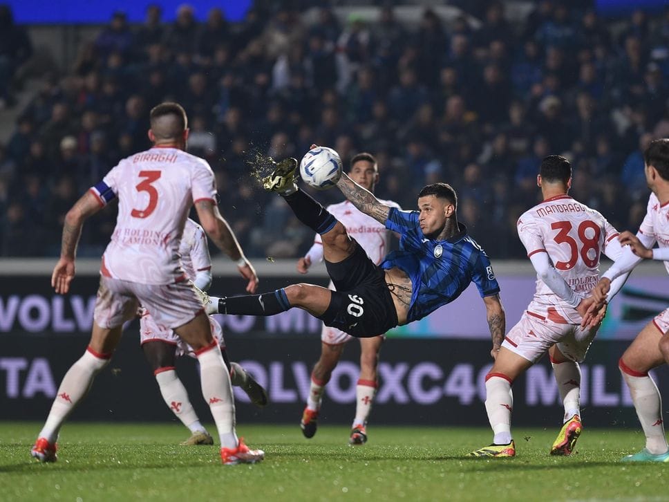 Scamacca in rovesciata alla Fiorentina