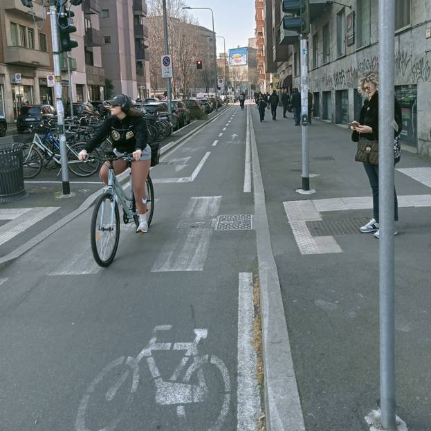 Un tratto di pista ciclabile a Milano